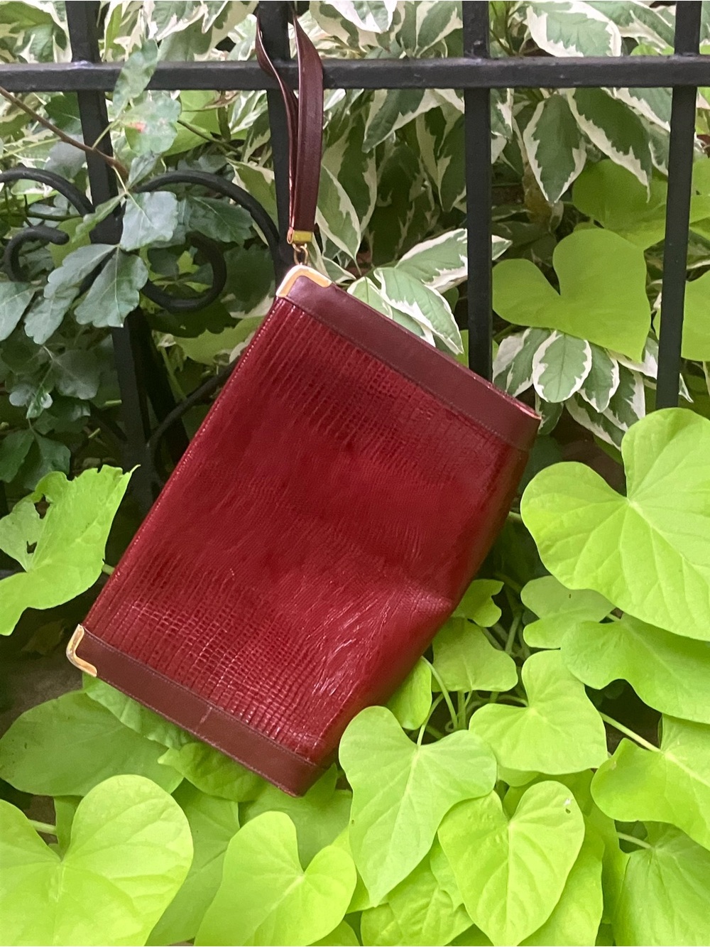 Vintage embossed alligator Burgundy Leather Wristlet Clutch. 🥰🌺
